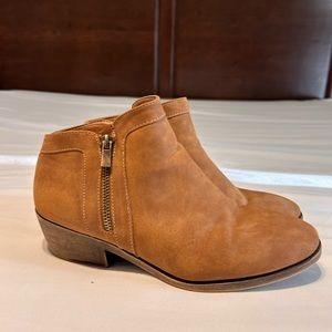 Maurice’s size 9 ankle boots